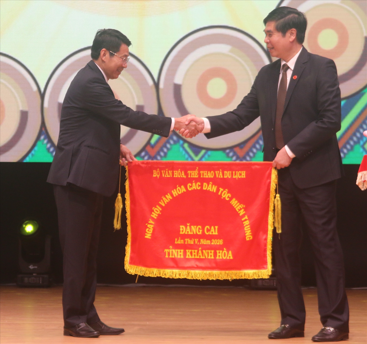 Trao cờ đăng cai Ngày hội văn hóa các dân tộc Miền Trung lần thứ IV cho tỉnh Khánh Hòa