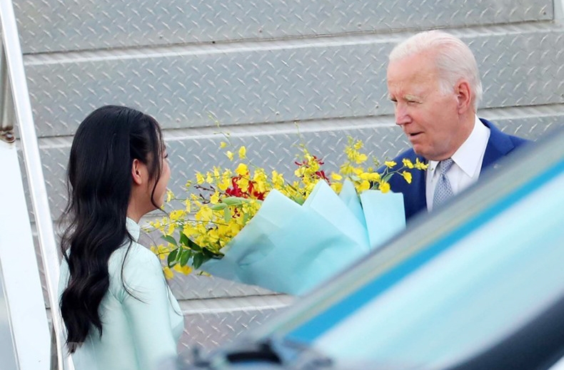 Thiếu nữ Thủ đô tặng hoa, chào mừng Tổng thống Hoa Kỳ Joe Biden đến Hà Nội, bắt đầu chuyến thăm cấp Nhà nước tới Việt Nam. (Ảnh: TTXVN)