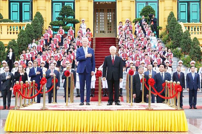 Tổng Bí thư Nguyễn Phú Trọng và Tổng thống Hoa Kỳ Joe Biden trên bục danh dự, thực hiện nghi thức chào cờ