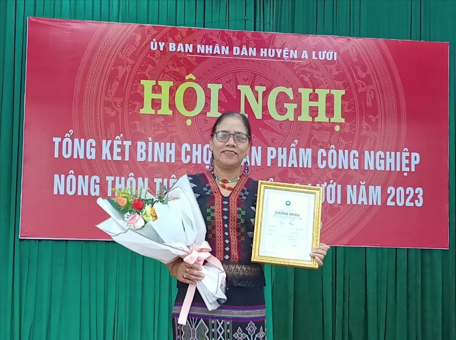 Nghệ nhân Mai Thị Hợp, Chủ nhiệm HTX Thổ cẩm xanh AzaKooh vinh dự được nhận giải Nhất trong cuộc thi bình chọn sản phẩm công nghiệp, nông thôn tiêu biểu cấp huyện năm 2023.