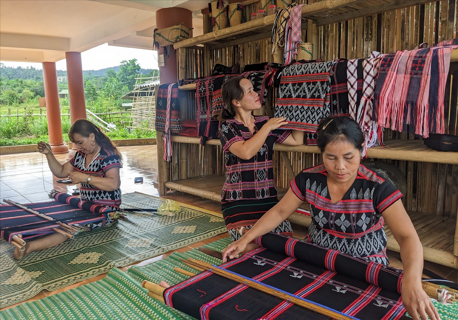 Nhờ tham gia vào HTX Thổ cẩm xanh AzaKooh mà hàng trăm phụ nữ người Pa Cô, Tà Ôi, Cơ Tu ở vùng núi Trường Sơn có thu nhập ổn định. 