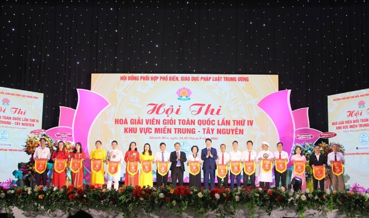 Ban Tổ chức tặng cờ lưu niệm cho 17 đội thi khu vực miền Trung - Tây Nguyên