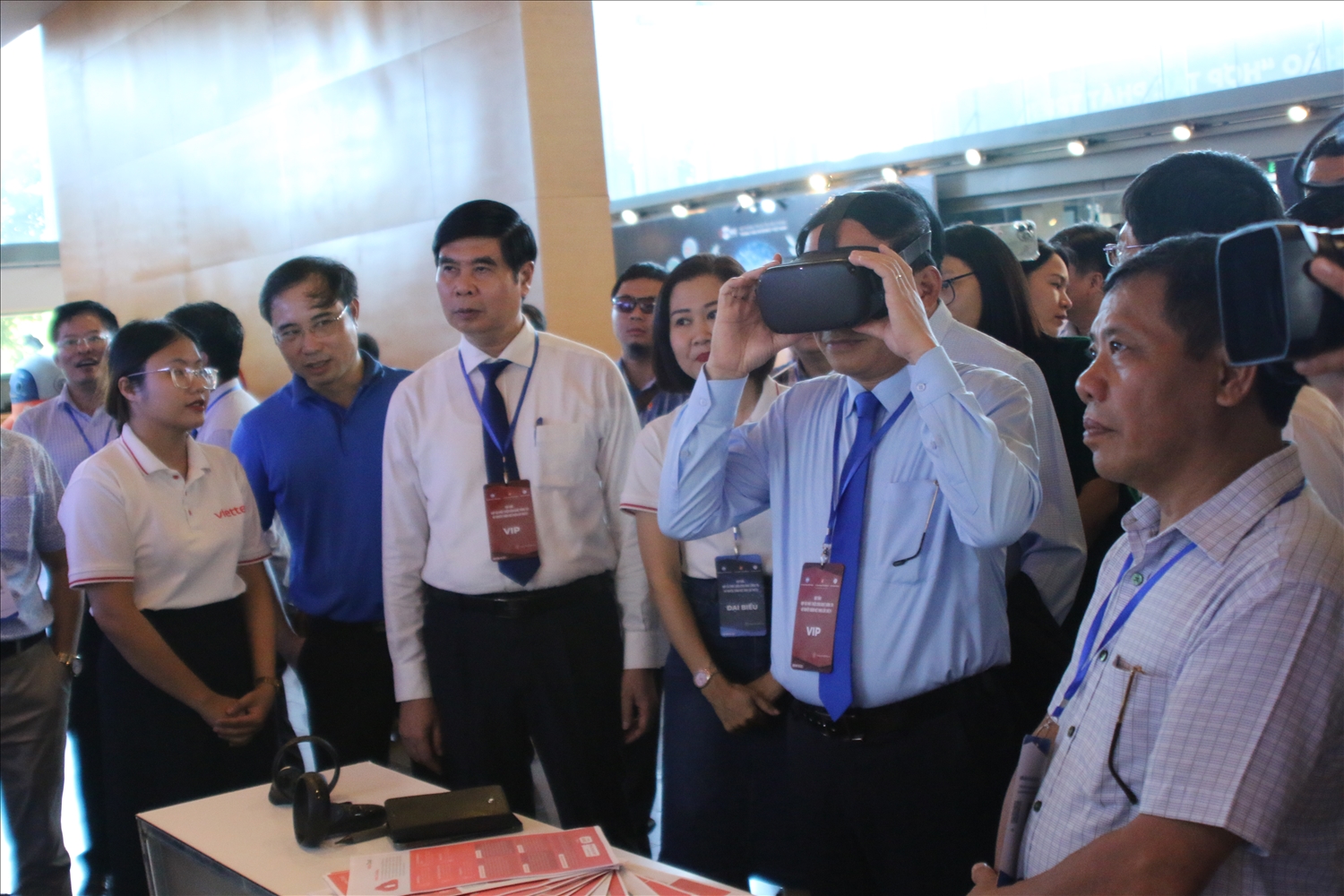Các đại biểu trải nghiệm một số sản phẩm công nghệ tại triển lãm