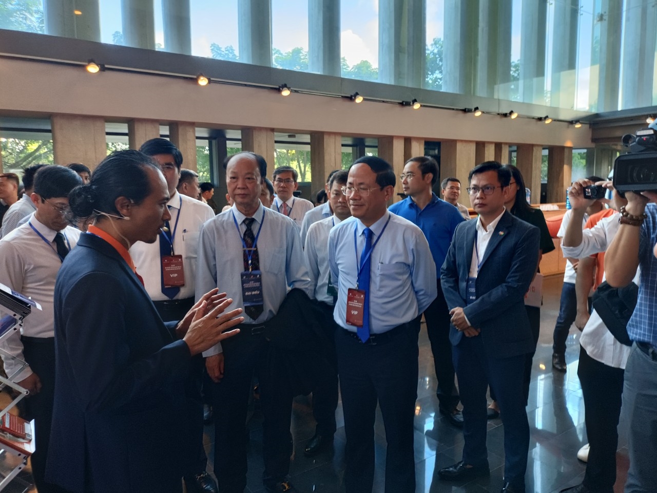 Ông Phạm Anh Tuấn, Chủ tịch UBND tỉnh Bình Định (thứ 3 từ trái sang) trao đổi với các đại biểu tham gia triển lãm