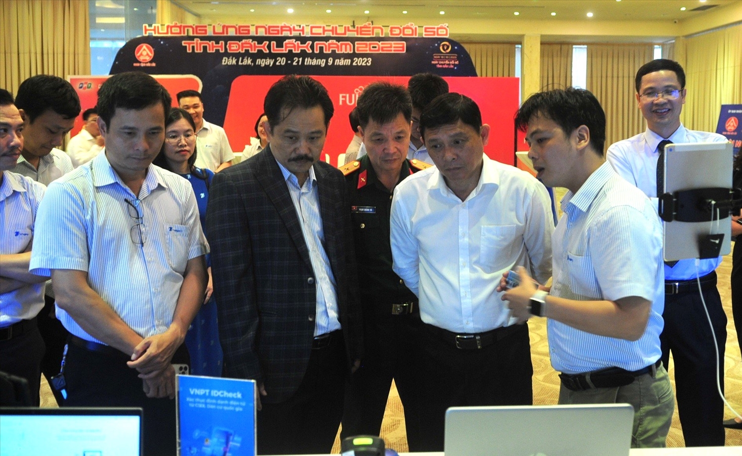 Đại biểu tham qua, trải nghiệm gian trưng bày công nghệ Chuyển đổi số tỉnh Đắk Lắk 