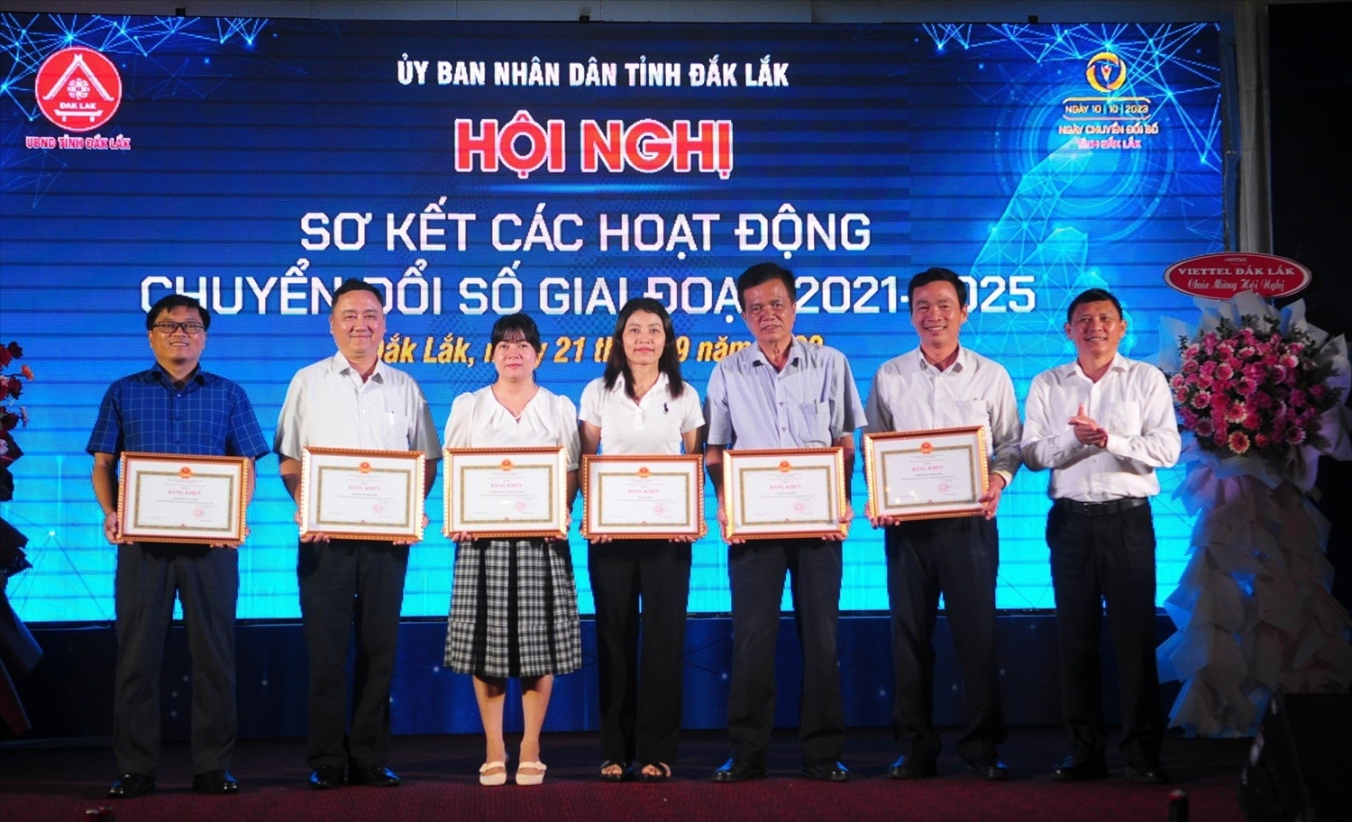 Phó Chủ tịch Thường trực UBND tỉnh Đắk Lắk Nguyễn Tuấn Hà tặng Bằng khen các tập thể có thành tích xuất sắc trong công tác Chuyển đổi số
