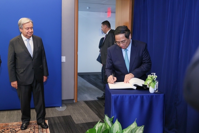 Thủ tướng Phạm Minh Chính ghi sổ lưu bút tại Trụ sở Liên Hợp Quốc - Ảnh: VGP/Nhật Bắc
