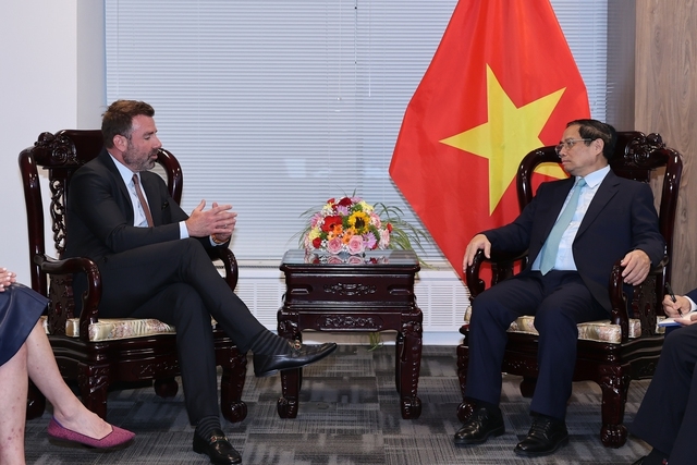 Thủ tướng Phạm Minh Chính gặp Phó Chủ tịch phụ trách quan hệ Chính phủ toàn cầu của Tập đoàn Apple, ông Nick Ammann - Ảnh: VGP/Nhật Bắc