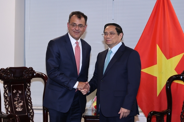 Thủ tướng Phạm Minh Chính gặp Phó Chủ tịch phụ trách quan hệ Chính phủ toàn cầu và chính sách công của Google, ông Karan Bhatia - Ảnh: VGP/Nhật Bắc