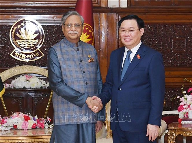 Chủ tịch Quốc hội Vương Đình Huệ hội kiến Tổng thống Bangladesh Mohammed Shahabuddin. Ảnh: TTXVN