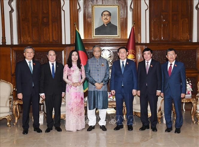 Chủ tịch Quốc hội Vương Đình Huệ, Tổng thống Bangladesh Mohammed Shahabuddin và đại biểu chụp ảnh lưu niệm. Ảnh: TTXVN