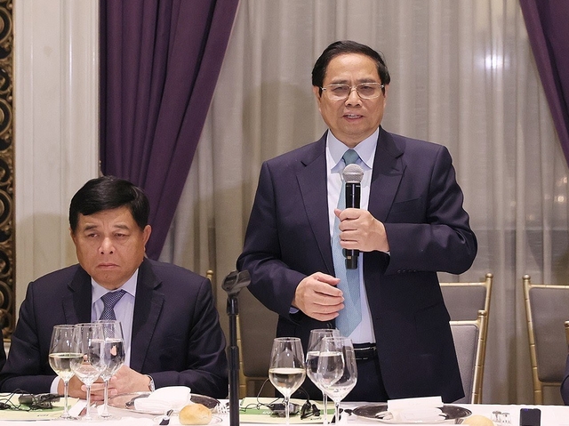 Thủ tướng Phạm Minh Chính phát biểu tại cuộc tọa đàm, ăn tối làm việc với lãnh đạo các tập đoàn đa quốc gia và các quỹ đầu tư tài chính lớn của Hoa Kỳ - Ảnh: VGP/Nhật Bắc