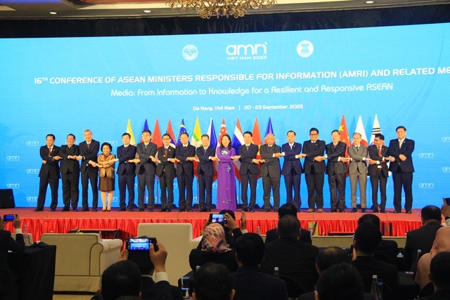 Phó Chủ tịch nước Võ Thị Ánh Xuân cùng các Bộ trưởng Thông tin ASEAN chụp lưu niệm. Ảnh: VGP/Minh Trang