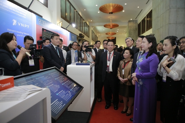 Phó Chủ tịch nước Võ Thị Ánh Xuân cùng đoàn lãnh đạo đi thăm quan các gian hàng công nghệ số. Ảnh: VGP/Minh Trang