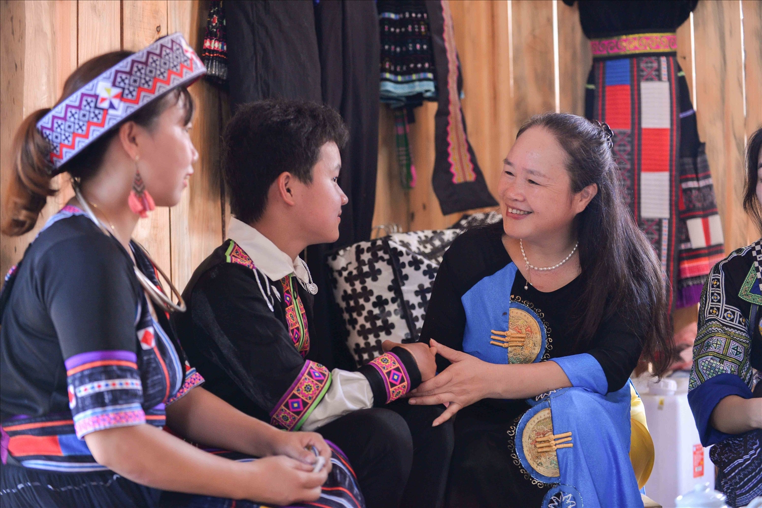 Nhân dịp này, lãnh đạo huyện Than Uyên tham quan, trò chuyện cùng bà con tại gian trưng bày văn hóa Mông.