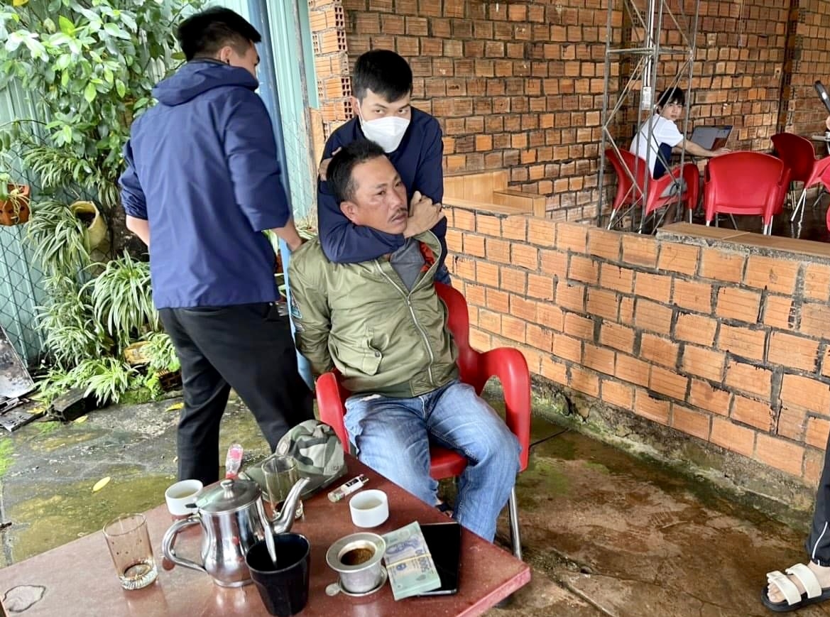 Công an huyện Mang Yang bắt giữ đối tượng Duy cùng tang vật tại quán cà phê