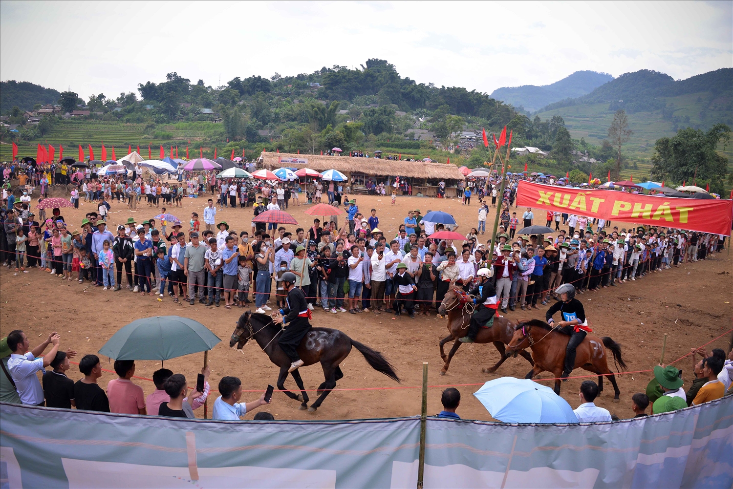 Cuộc đua ngựa thồ thu hút hàng nghìn lượt người đến xem
