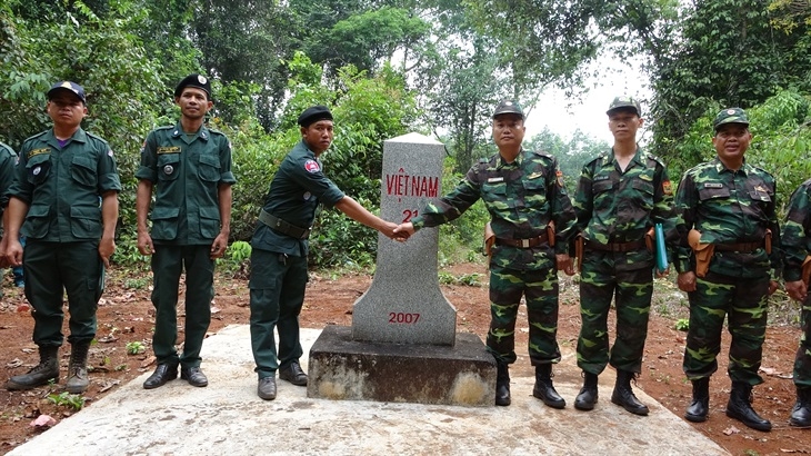 Cán bộ, chiến sĩ Đồn Biên phòng Sa Thầy, BĐBP Kon Tum phối hợp tuần tra song phương với lực lượng bảo vệ biên giới Campuchia (Ảnh: Văn Lý).