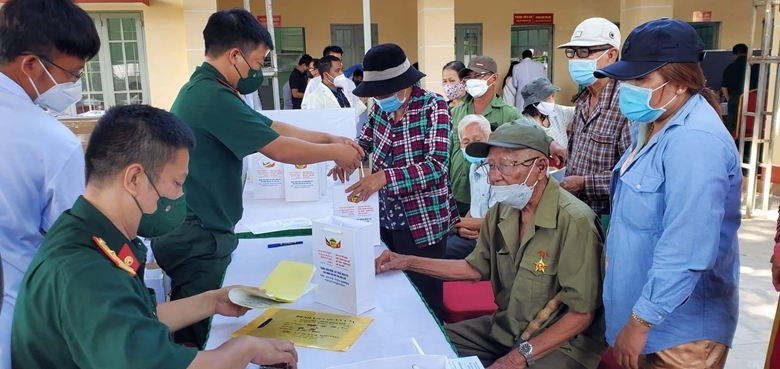 Cục Quân y, Bộ Quốc phòng Việt Nam cùng Bệnh viện Preah ket mealea, Quân đội Hoàng gia Campuchia tổ chức khám, chữa bệnh và cấp phát thuốc miễn phí cho Nhân dân đang sinh sống tại vùng biên giới huyện Lộc Ninh (Bình Phước).