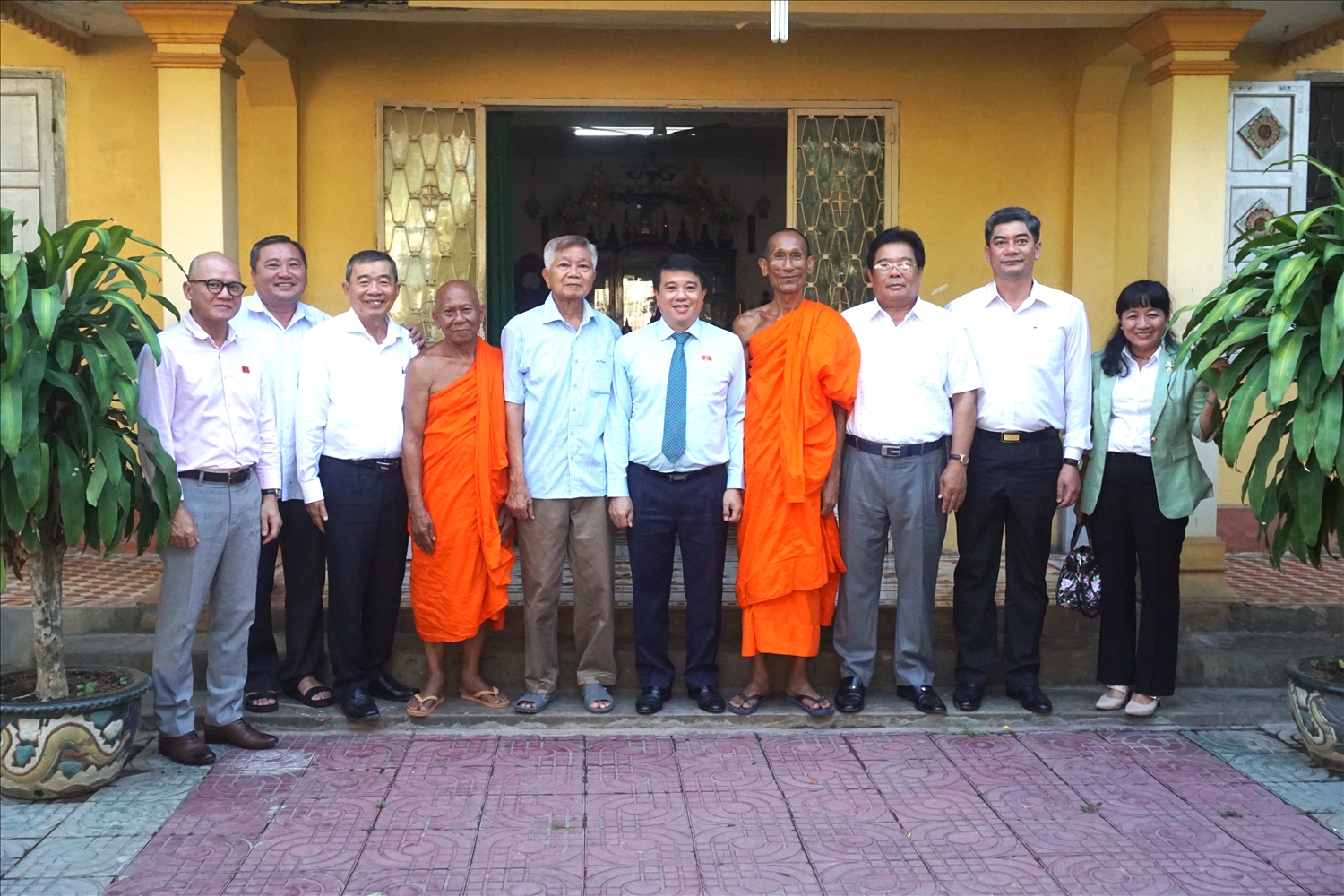 Thứ trưởng, Phó Chủ nhiệm UBDT Y Vinh Tơr (người thứ 2 bên phải) cùng đoàn công tác của UBDT chụp ảnh lưu niệm với Hòa thượng Thạch Sok Xane (người thứ 4 bên trái) và Hòa thượng Thạch Oai - Hội Đoàn kết Sư sãi yêu nước tỉnh Trà Vinh, nhân dịp tết cổ truyền đồng bào Khmer năm 2023.