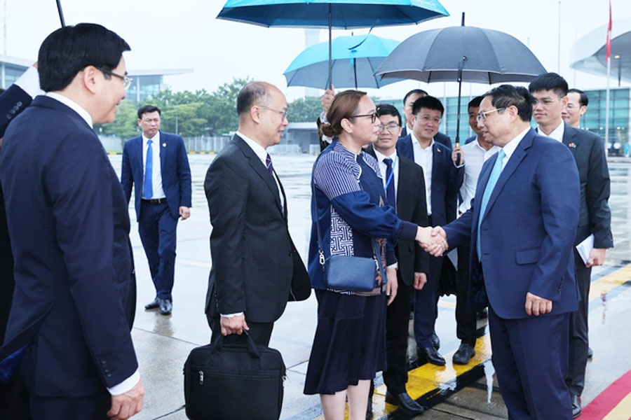 Đại biện Đại sứ quán Indonesia tại Việt Nam tiễn Thủ tướng tại sân bay - Ảnh: VGP/Nhật Bắc