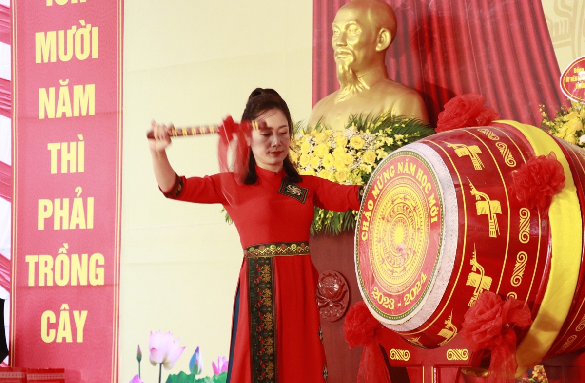 Cô Triệu Thu Hương - Hiệu trưởng Trường PTDT nội trú THCS huyện Văn Yên đánh trống khai giảng năm học mới 2023 - 2024