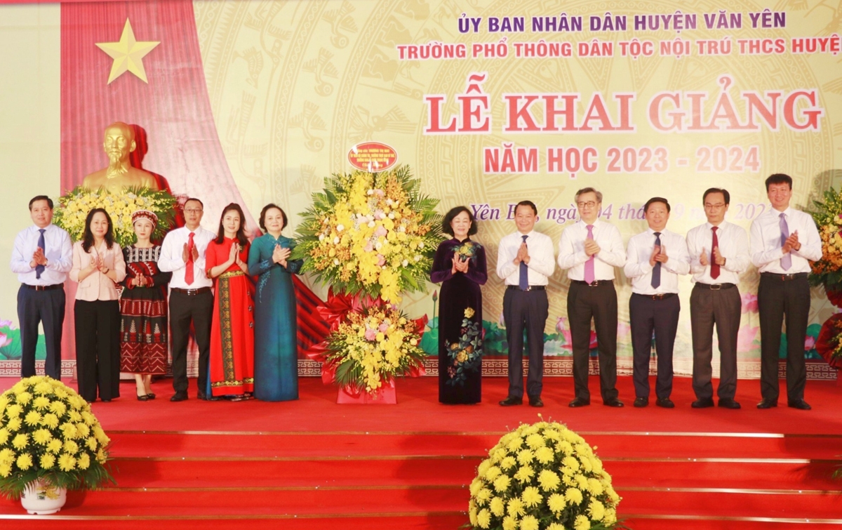 Ủy viên Bộ Chính trị, Thường trực Ban Bí thư, Trưởng ban Tổ chức Trung ương Trương Thị Mai tặng hoa chúc mừng Lễ khai giảng