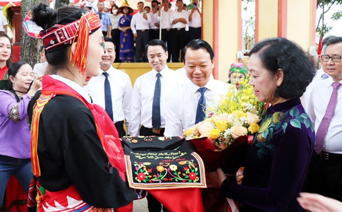 Các em học sinh Trường PTDT nội trú THCS huyện Văn Yên tặng khăn lưu niệm cho Thường trực Ban Bí thư Trương Thị Mai