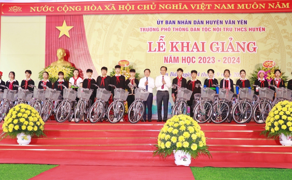 Trao tặng 20 chiếc xe đạp cho các em học sinh người DTTS ở các xã đặc biệt khó khăn trên địa bàn huyện Văn Yên