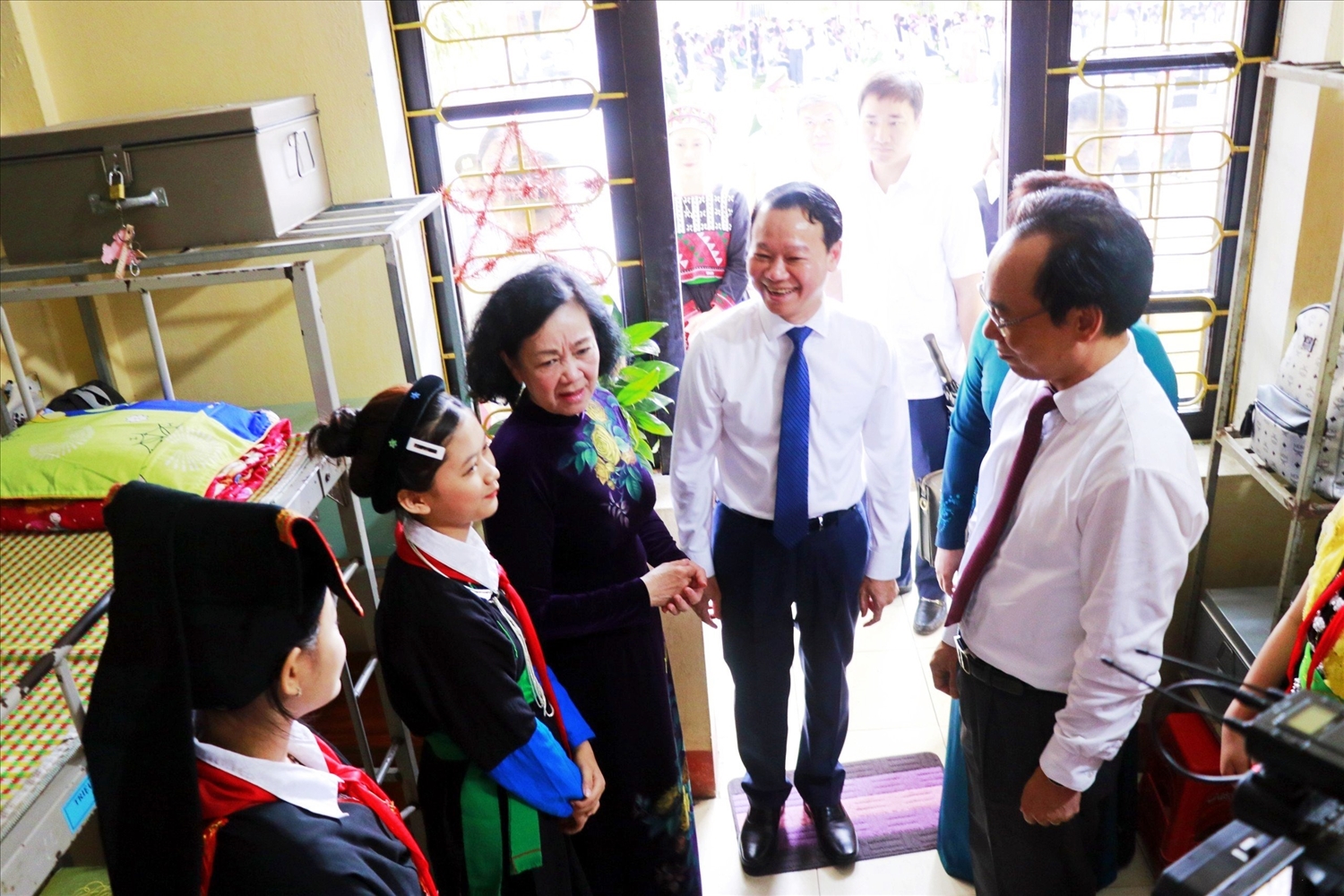 Trưởng Ban Tổ chức Trung ương Trương Thị Mai cùng Đoàn công tác đến thăm nơi ăn ở của học sinh nhà trường