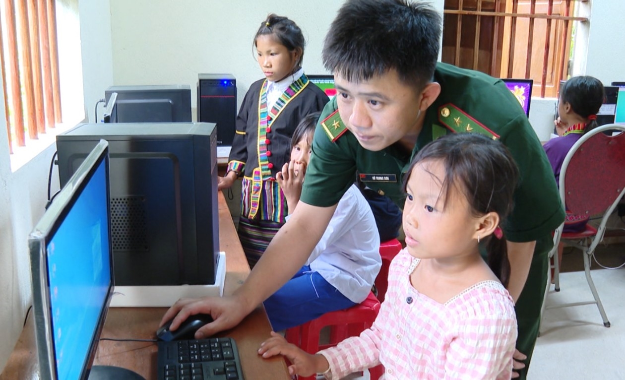 Học sinh đến học máy tính tại ngôi nhà thiện nguyện Đồn Biên phòng Mỹ Lý, BĐBP Nghệ An