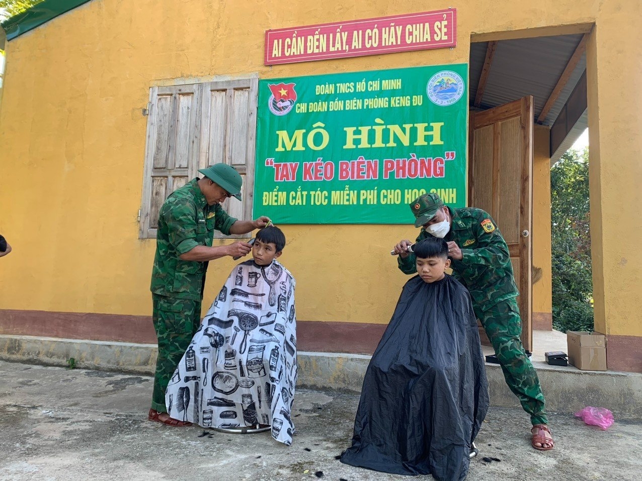 Cắt tóc cho các em học sinh tại ngôi nhà thiện nguyện Đồn Biên phòng Keng Đu, BĐBP Nghệ An