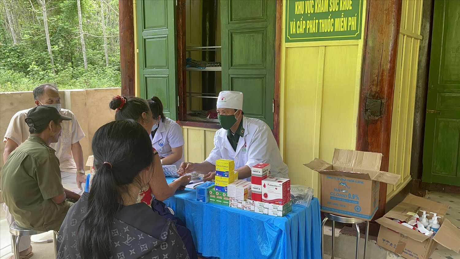 Khám chữa bệnh cho người dân tại ngôi nhà thiện nguyện Đồn Biên phòng Tam Hợp, BĐBP Nghệ An