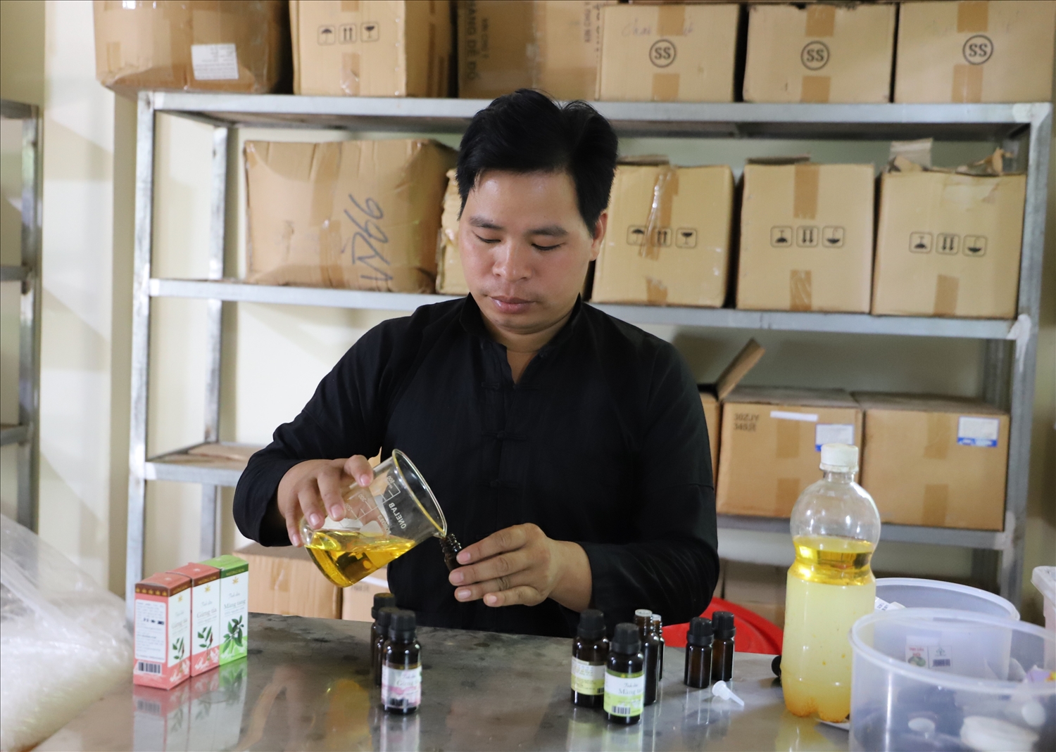 Giám đốc HTX Mường Kim – Vàng Văn Sưởng đang chiết xuất tinh dầu dược liệu