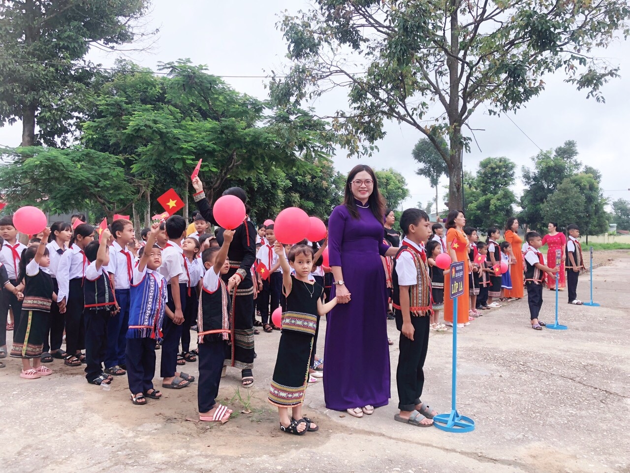 Các em học sinh DTTS trường Tiểu học Cao Bá Quát, xã Vinh Quang, thành phố Kon Tum háo hức đến trường dự Lễ khai giảng năm học mới