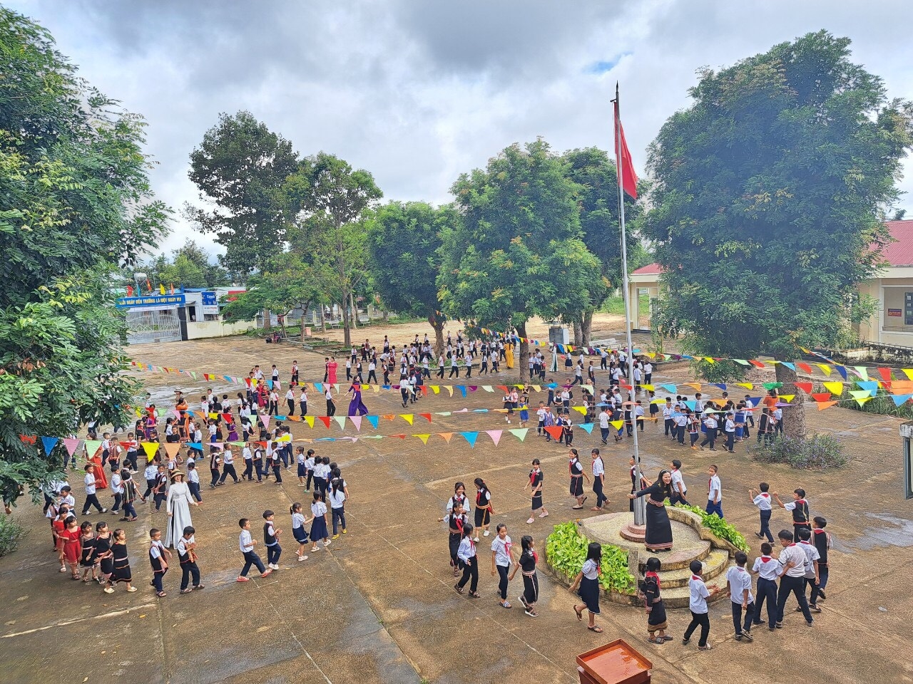 Các em học sinh DTTS trường Tiểu học Cao Bá Quát tham gia các hoạt động vui chơi sau Lễ khai giảng năm học mới