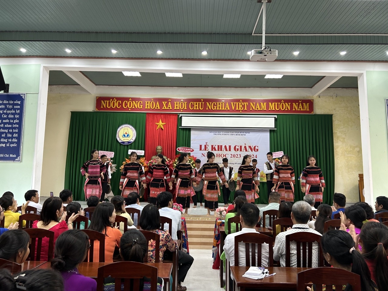 Học sinh Trường PT DTNT tỉnh Bình Định biểu diễn tiết mục văn nghệ truyền thống tại lễ khai giảng