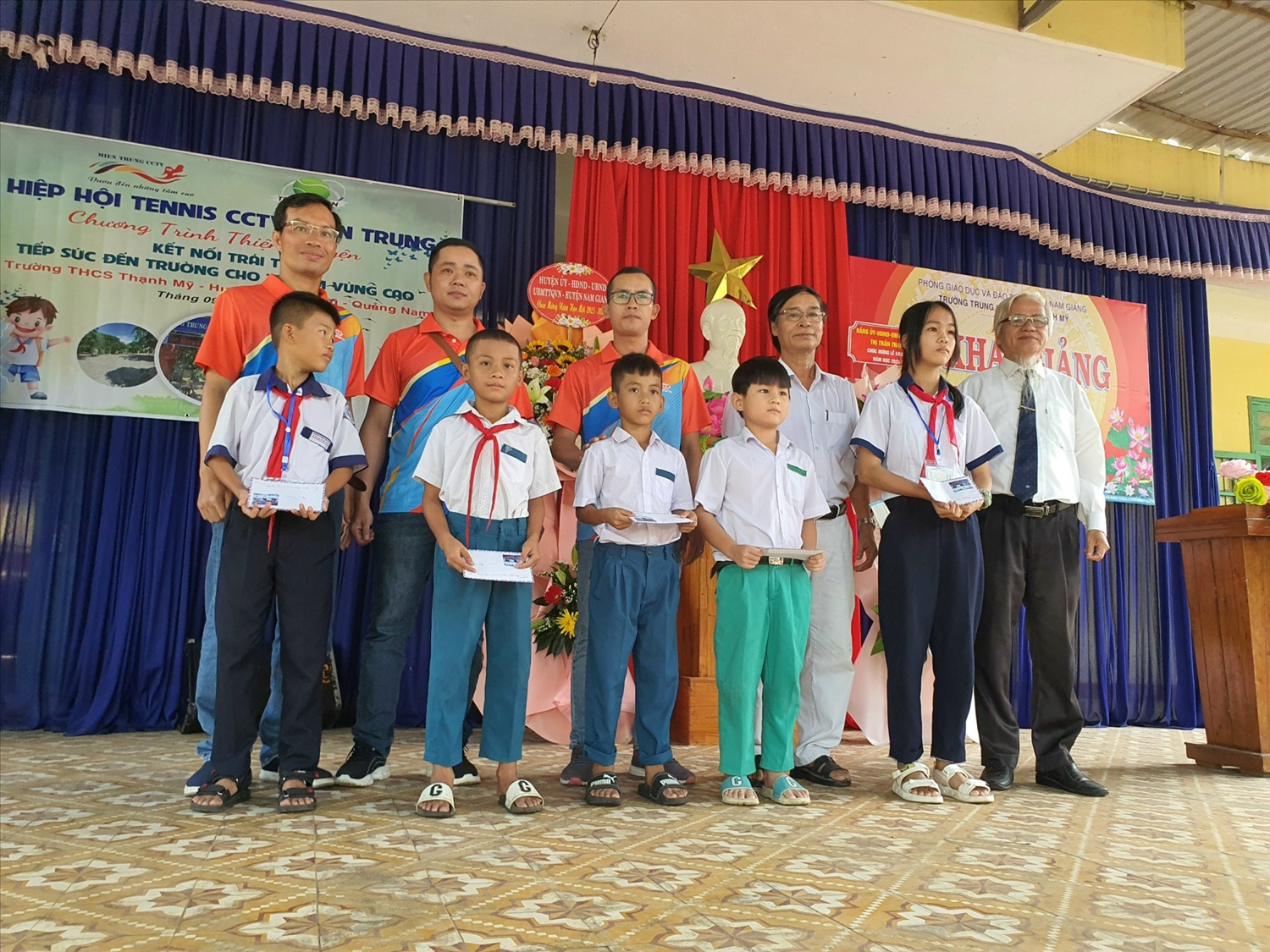 Tặng học bổng cho học sinh có hoàn cảnh khó khăn huyện Nam Giang