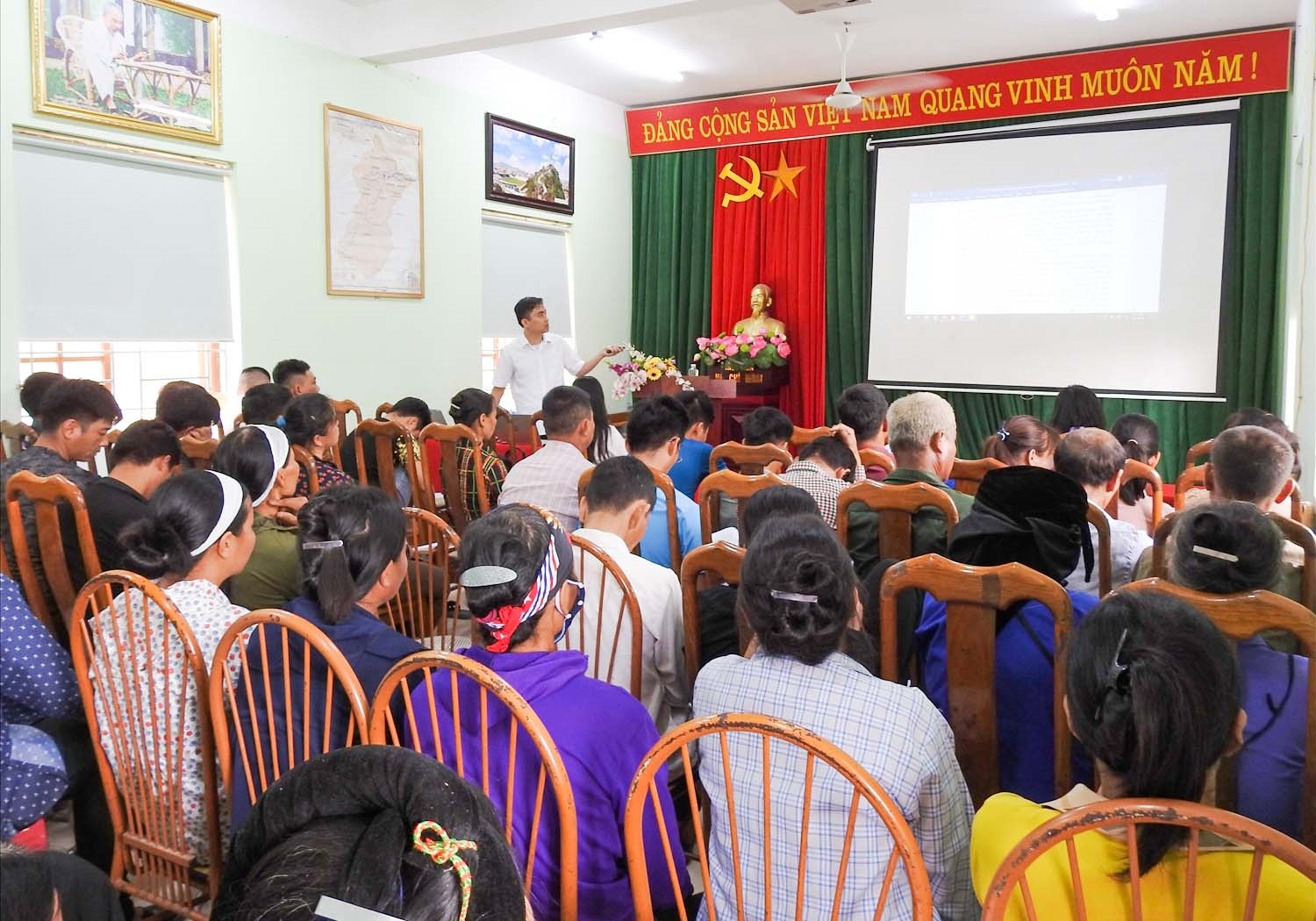 Đông đảo người dân đến tham dự buổi tuyên truyền phổ biến giáo dục pháp luật và trợ giúp pháp lý tại xã Vân Thủy