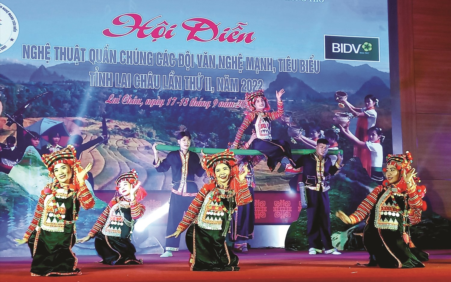 Một tiết mục múa chất liệu dân tộc Hà Nhì (Đoàn huyện Mường Tè) tham gia Hội diễn nghệ thuật quần chúng các đội văn nghệ mạnh tiêu biểu năm 2022