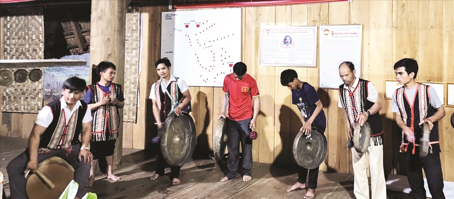 Truyền dạy cồng chiêng ở các thôn làng đồng bào DTTS huyện Kon Plông