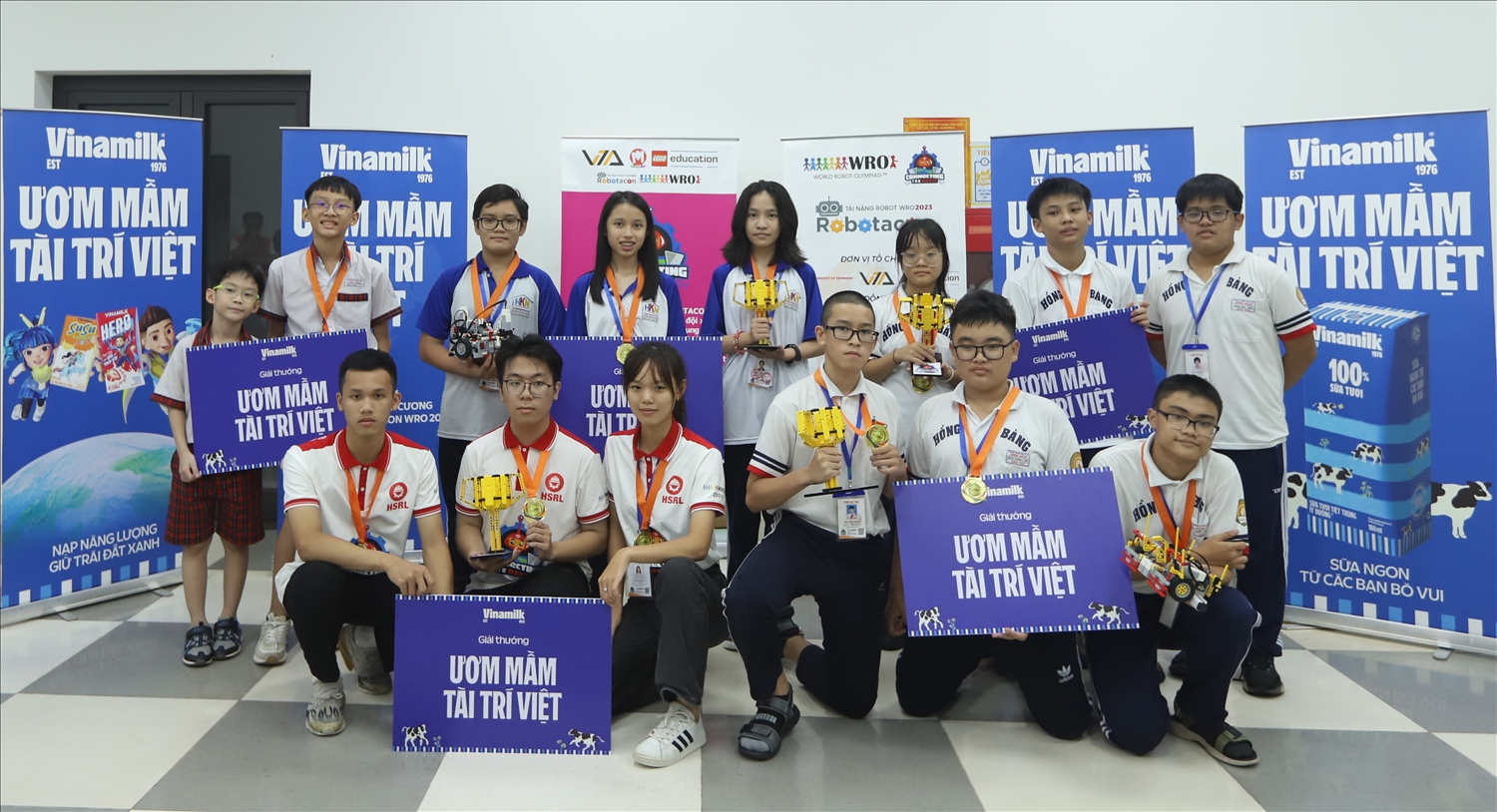 Các đội vô địch 5 bảng hào hứng nhận giải thưởng “Ươm mầm tài trí Việt” từ Vinamilk