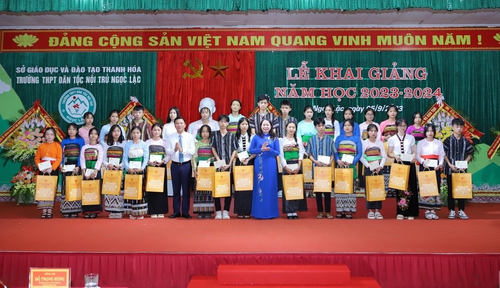 Phó Chủ tịch nước Võ Thị Ánh Xuân cùng Đoàn công tác đã trao quà cho các em học sinh có hoàn cảnh khó khăn
