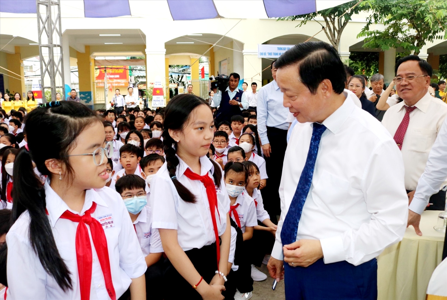 Phó Thủ tướng Chính phủ Trần Hồng Hà thăm hỏi, động viên các em học sinh lớp 6 vừa mới vào trường năm đầu tiên 