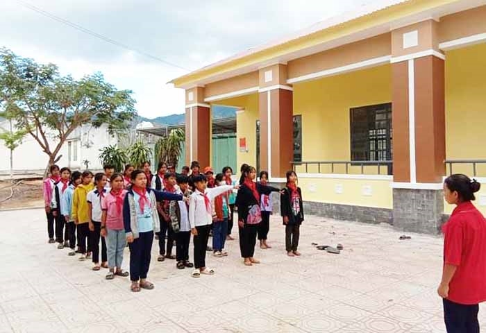 Các em học sinh Trường THCS Phan Đình Phùng, xã Hơ Moong, huyện Sa Thầy phấn khởi khi trường được đầu tư xây dựng khang trang từ nguồn vốn Chương trình MTQG 1719
