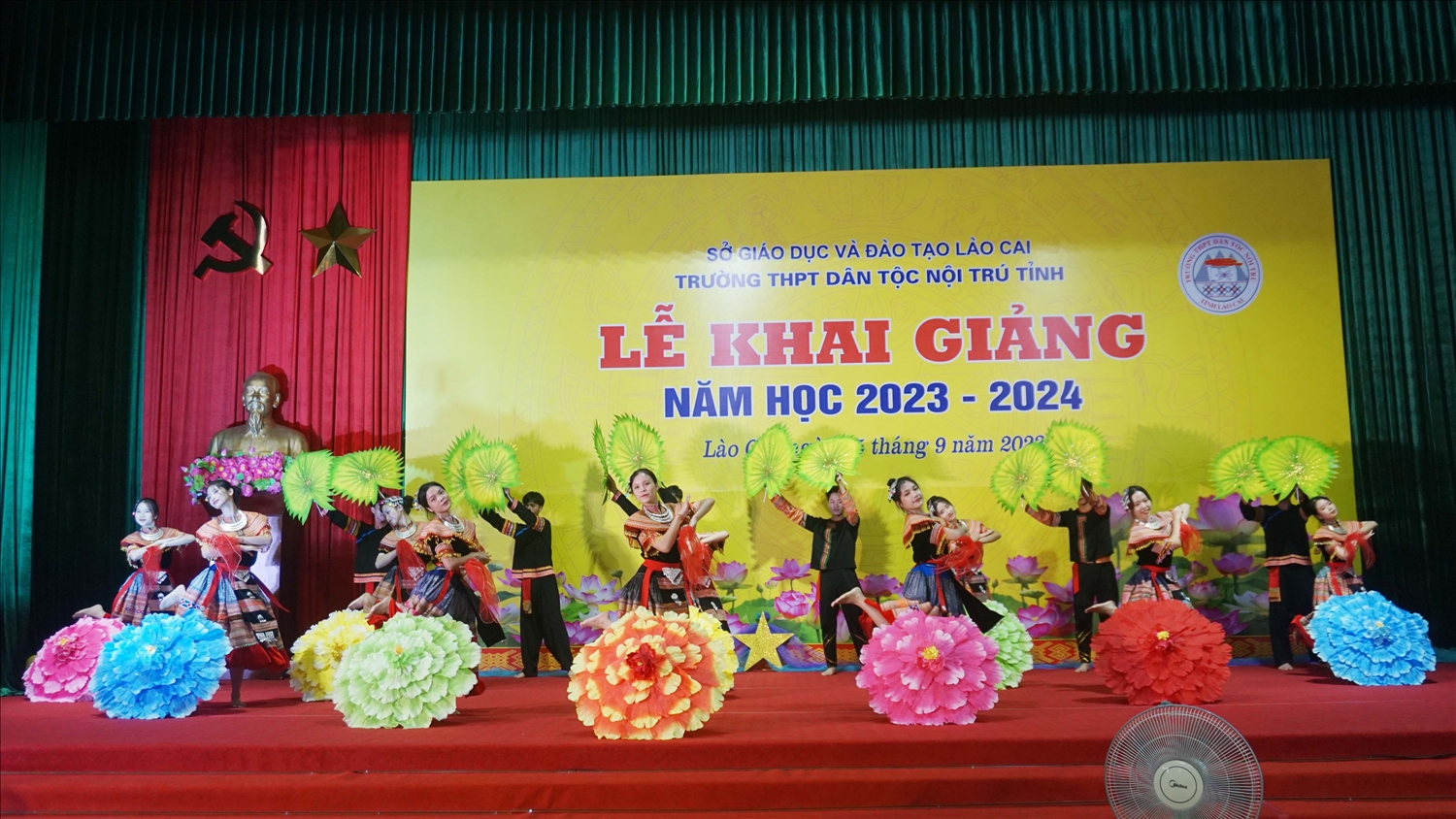 Tiết mục văn nghệ của học sinh Trường THPT DTNT tỉnh Lào Cai chào mừng năm học mới. Ảnh Trọng Bảo