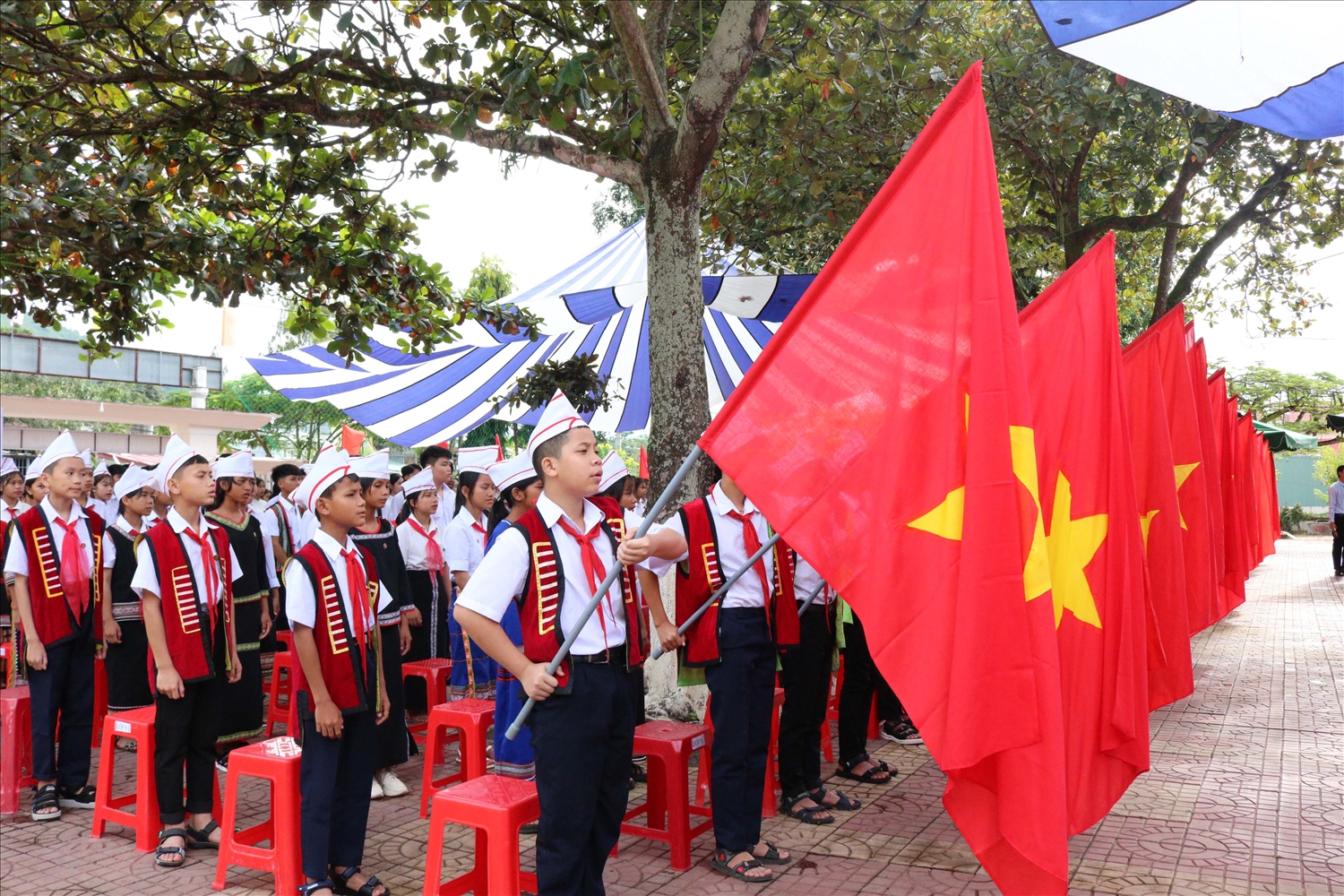Thầy và trò Trường PTDTNT huyện Kon Rẫy (Kon Tum) thực hiện nghi lễ chào cờ tại Lễ khai giảng năm học mới 2023 – 2024. Ảnh Ngọc Chí