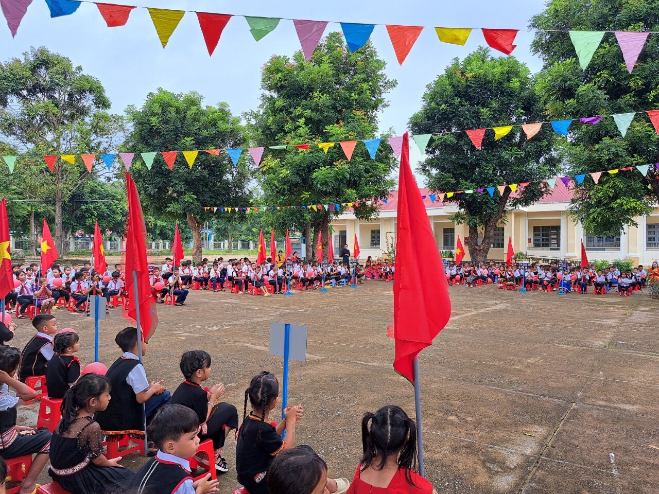 Quang cảnh Lễ khai giảng năm học mới tại Trường Tiểu học Cao Bá Quát, xã Vinh Quang, thành phố Kon Tum. Ảnh Ngọc Chí