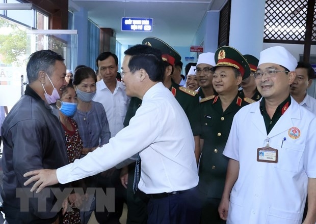 Chủ tịch nước Võ Văn Thưởng thăm hỏi nhân dân đến khám chữa bệnh tại Bệnh viện Quân y 15. (Ảnh: Thống Nhất/TTXVN)
