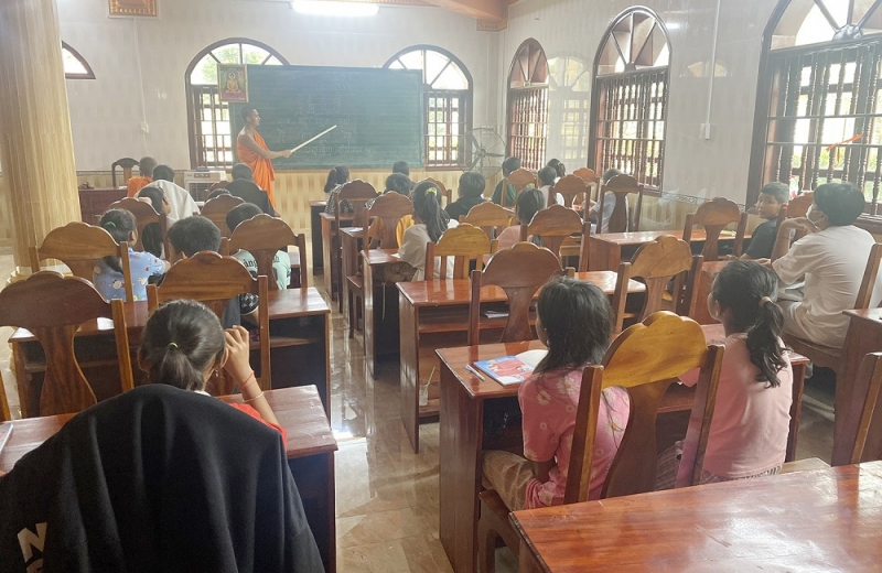 Lớp học chữ Khmer trong hè tại chùa Sê Rây Ta Mơn ở Sóc Trăng.